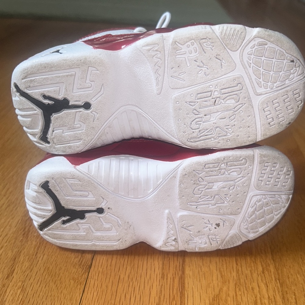 LIKE NEW: Air Jordan 11 Retro with patent leather cherry soles - Picture 7 of 9
